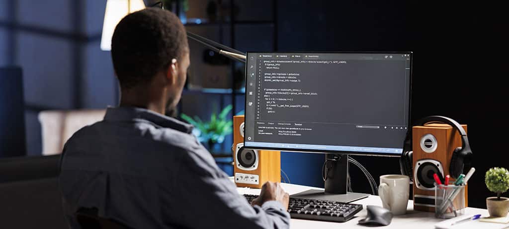 Desenvolvedor programando com uma das melhores linguagens back-end em um ambiente de trabalho moderno.