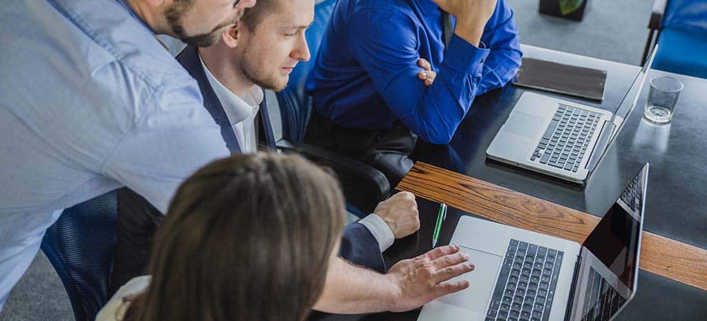 Equipe de TI discutindo estratégias de virtualização e gerenciamento de servidores com o uso do Citrix Xen Server.