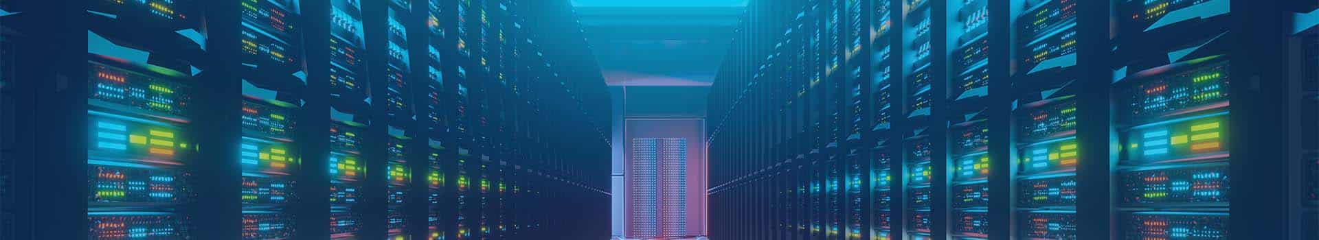 Data center iluminado com racks de servidores ativos, representando a infraestrutura para virtualização com Xen Server.