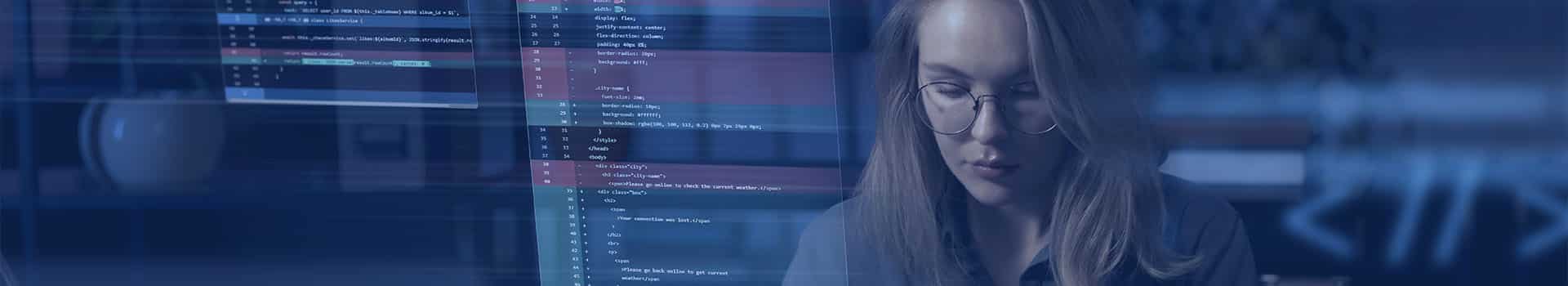 Profissional de tecnologia analisando código em um ambiente de monitoramento digital, representando o uso do Coralogix para análise de logs e segurança.