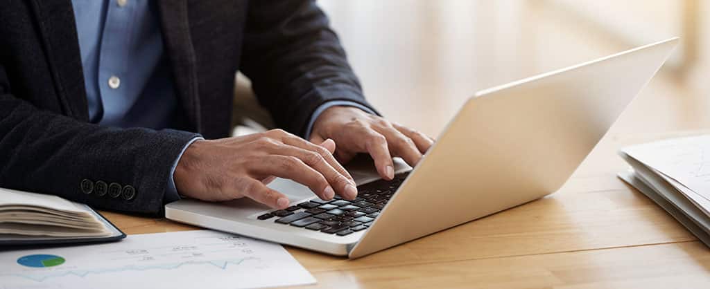 Profissional gerenciando máquinas virtuais com VMware ESXi em um laptop e analisando dados para otimizar a infraestrutura de TI.