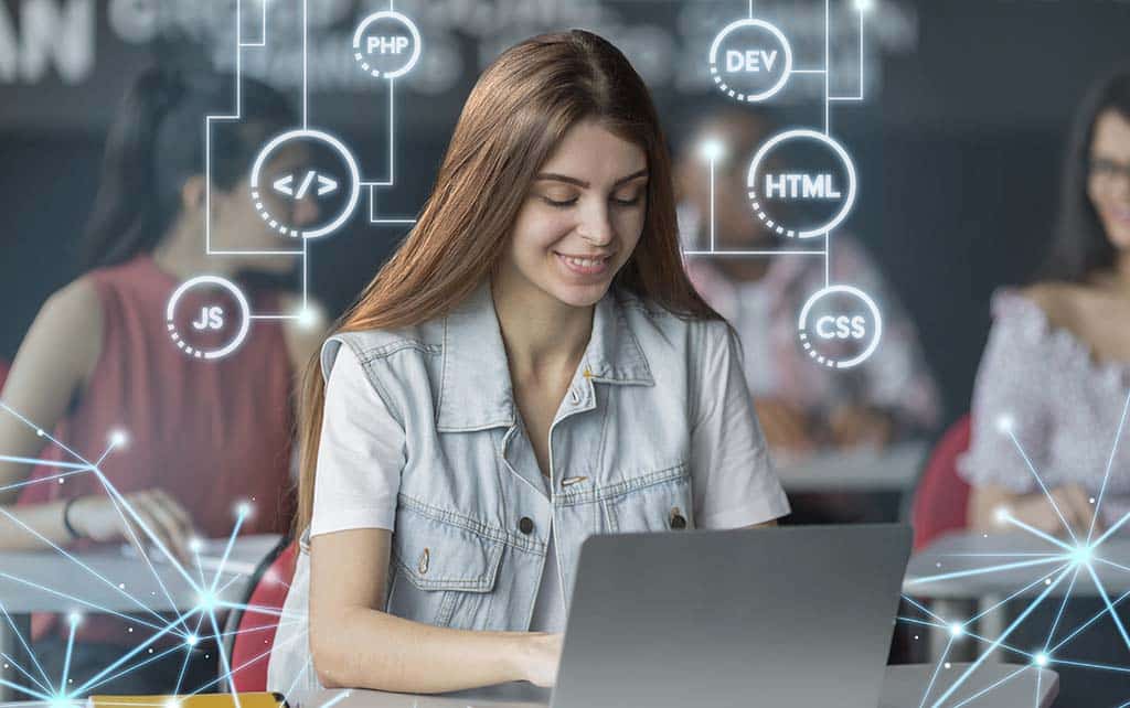 Estudante sorridente em aula de pós Arquitetura de Software, com laptop e elementos gráficos representando tecnologias de desenvolvimento.