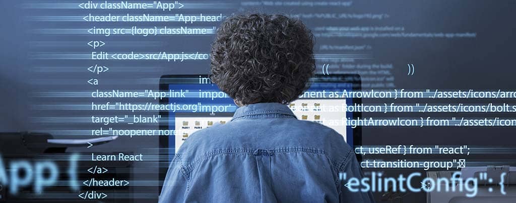Programador trabalhando com código em tela, representando o uso de um framework backend para desenvolvimento de sistemas eficientes.
