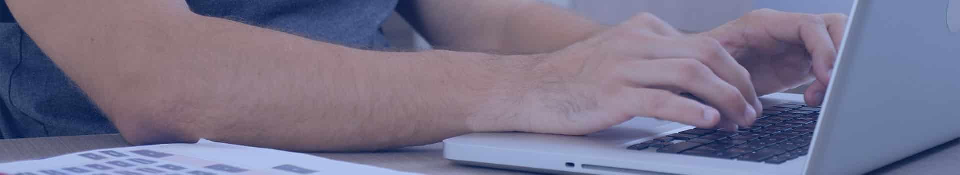 Profissional de TI utilizando um laptop para configurar o Checkmk e monitorar infraestrutura de TI.