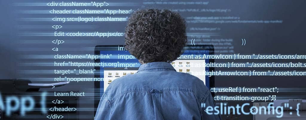 Profissional estudando desenvolvimento de software em um computador, ilustrando a formação de arquiteto de software com foco em codificação e arquitetura.