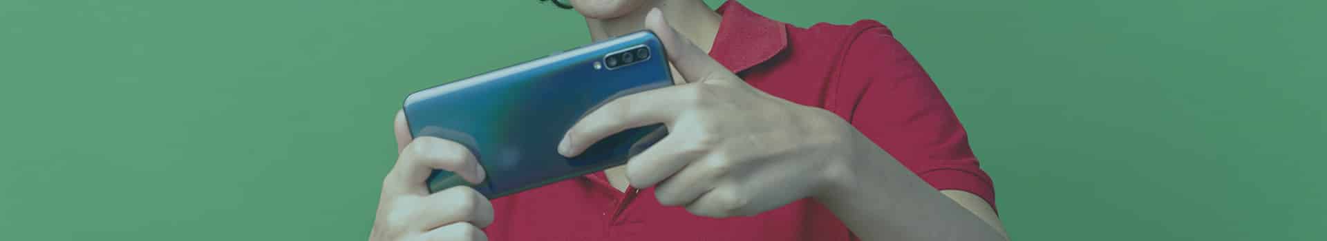 Jovem jogando no celular, representando os resultados do uso de apps de criar jogos.