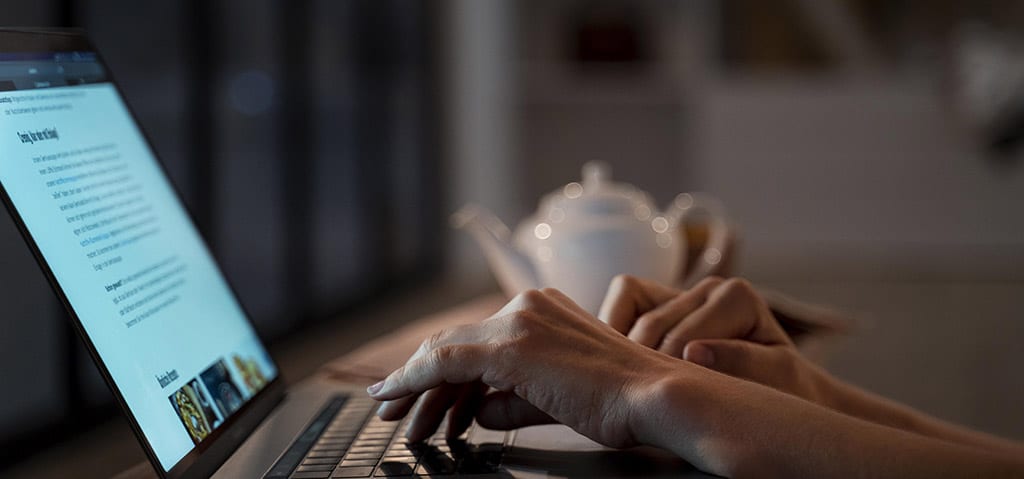 Mãos digitando em um laptop à noite, representando estudo e prática em desenvolvimento Android.