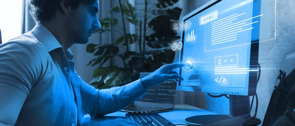 Profissional de TI analisando dados de monitoramento de rede com o WhatsUp Gold em uma interface digital interativa.