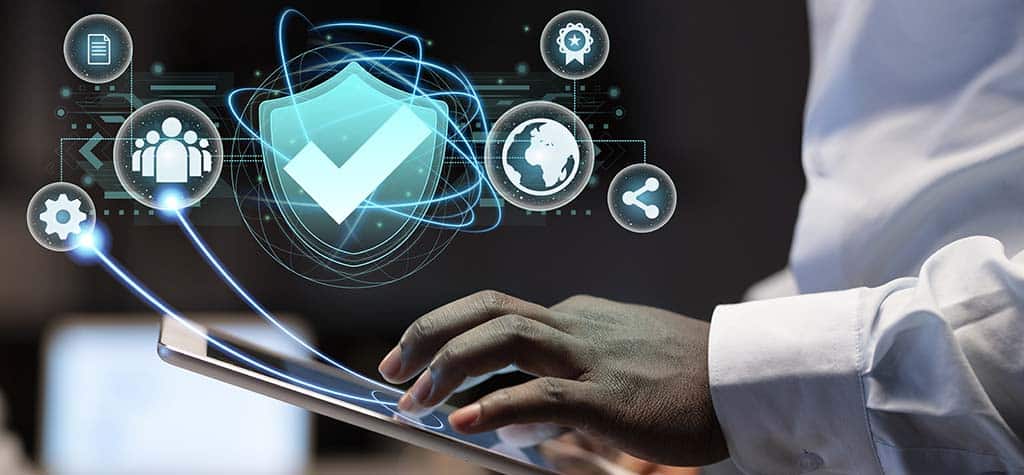 Profissional utilizando tablet com ícones digitais representando uma análise dos requisitos arquiteturais na arquitetura de software, segurança e controle de qualidade.