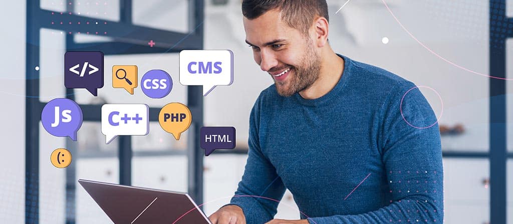 Desenvolvedor sorrindo enquanto programa em um laptop, representando o trabalho de desenvolvedores de plataforma Android.