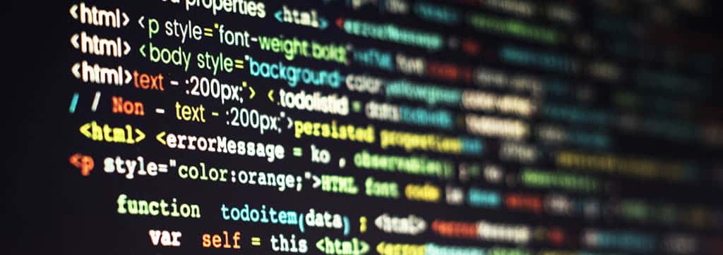 Tela com código de programação colorido, representando uma das habilidades que um desenvolvedor back end precisa dominar para se destacar na área.