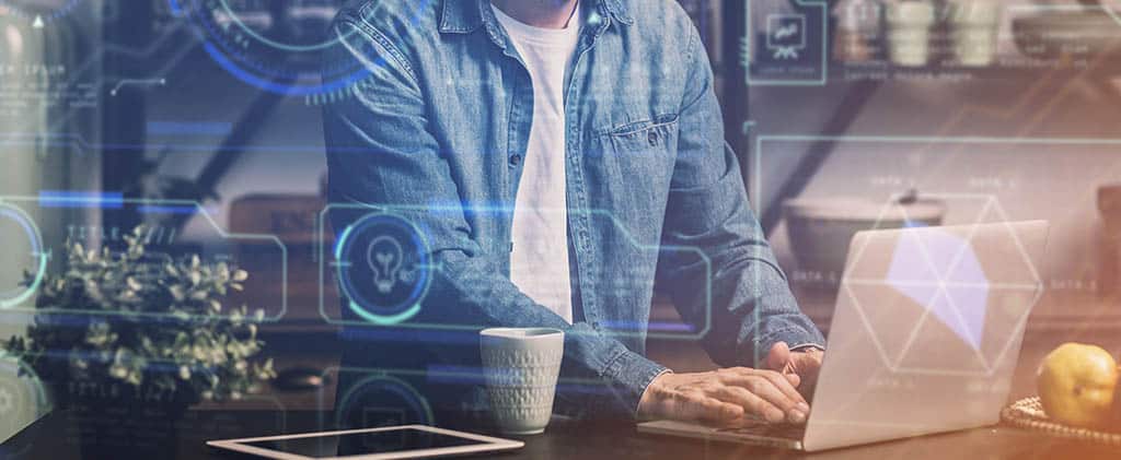 Profissional analisando dados em um laptop com interface tecnológica futurista, representando o monitoramento de redes com Entuity.