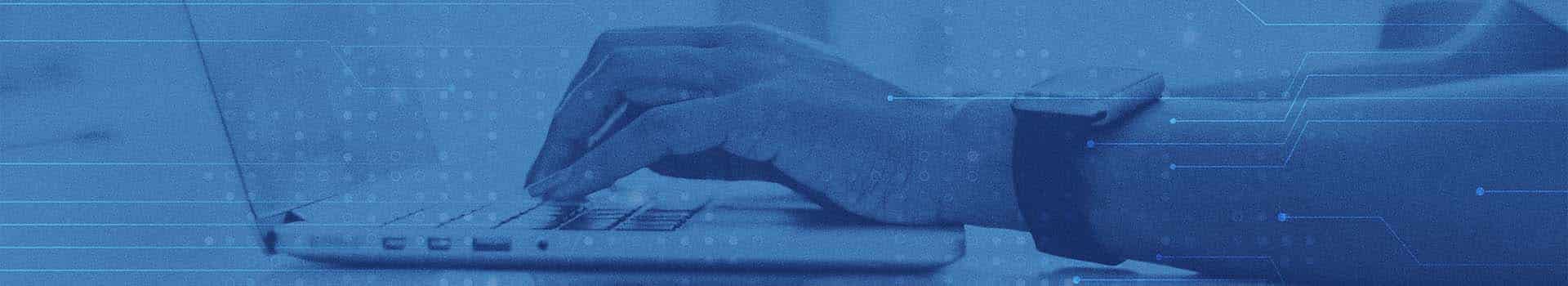 Mão digitando em um laptop com um fundo tecnológico azul representando o monitoramento de redes com Entuity.
