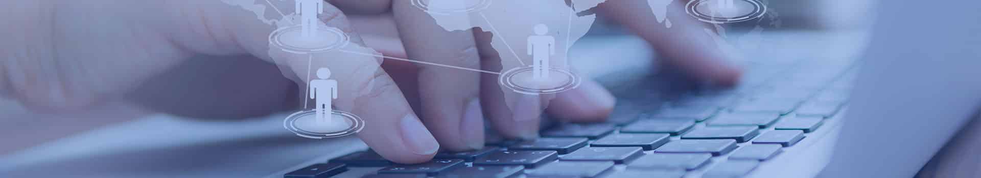 Mãos digitando em um laptop com um mapa digital e ícones de conexão global, representando o monitoramento de redes com o OpManager.