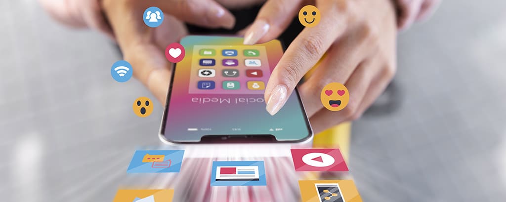 Smartphone exibindo elementos digitais flutuantes, representando mudanças no desenvolvimento multiplataforma de aplicativos.