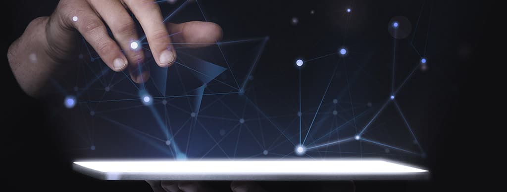 Usuário interagindo com rede digital holográfica em ambiente VMware vCenter.