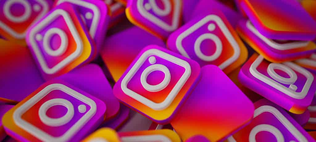 Ícones tridimensionais do Instagram representando a popularidade do app nas plataformas digitais.