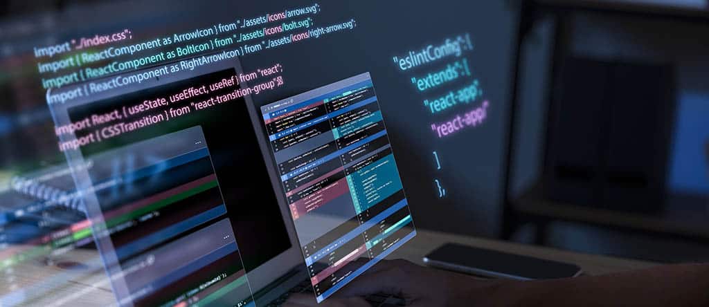 Desenvolvedor escrevendo código em um laptop, com interface holográfica representando tecnologias back-end para otimização de sistemas.