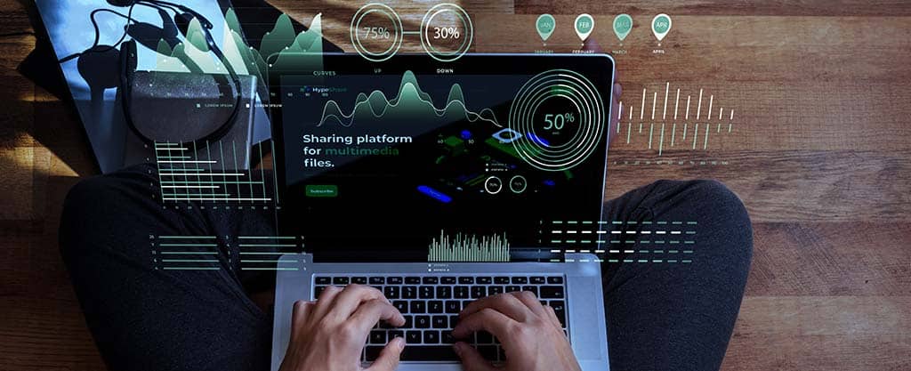Usuário acessando plataforma digital, representando alguém após descobrir o que é vCenter.