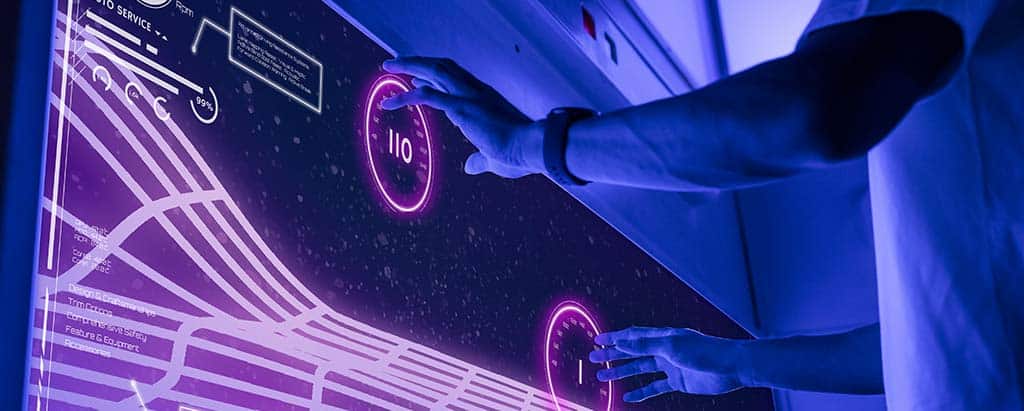 Profissional interagindo com uma interface digital futurista, representando o gerenciamento avançado de infraestrutura virtualizada com VMware vSphere.