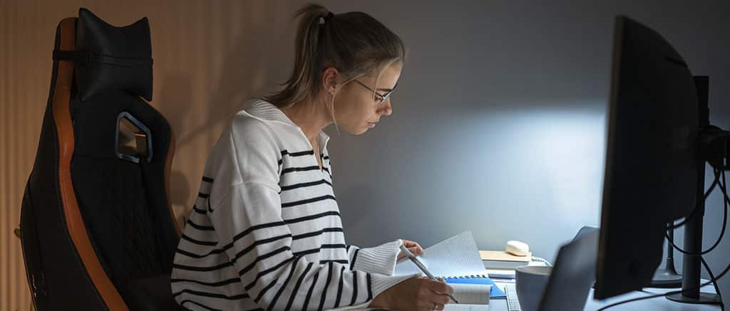 Estudante se preparando para carreira em tecnologia, representado como e o que estudar para ser desenvolvedor back-end de sucesso.