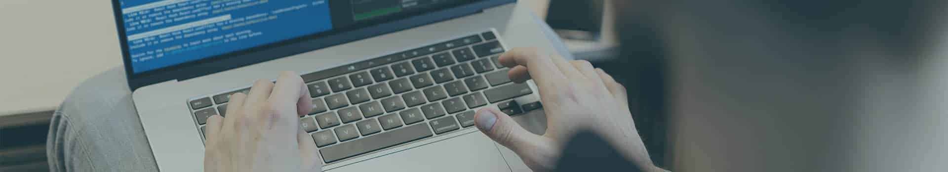 Programador trabalhando em código no laptop, representando um roadmap em back-end para se destacar no mercado.