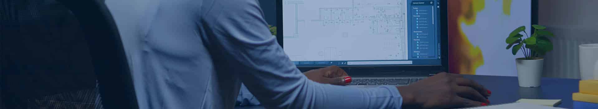 Profissional analisando exemplos de documento de arquitetura de software em laptop, verificando detalhes do projeto em ambiente de trabalho moderno.