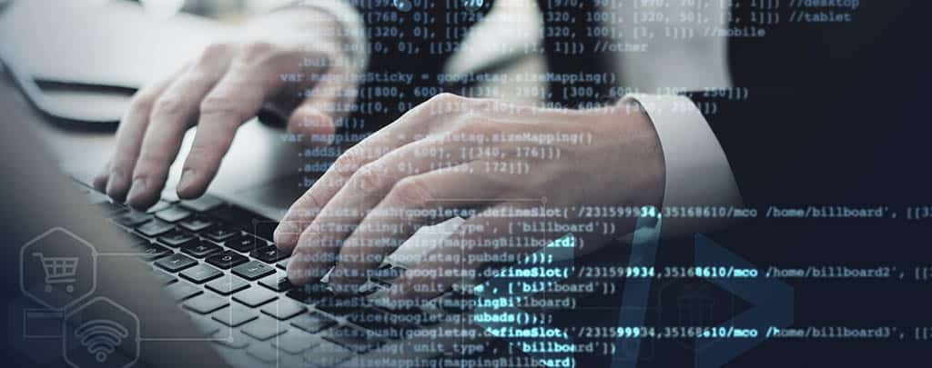 Profissional configurando virtualização com QEMU em um laptop, com código e ícones tecnológicos sobrepostos.