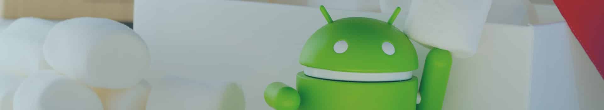 Boneco do Android segurando marshmallow, representando o sistema operacional e suas funcionalidades, incluindo o modo desenvolvedor Android.