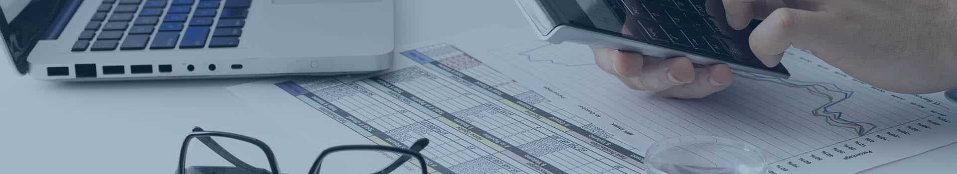 Profissional analisando gráficos e usando calculadora para estimar o salário do arquiteto de software em um ambiente de escritório.