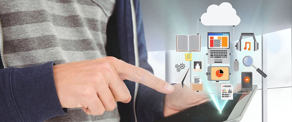 Usuário interagindo com tablet exibindo ícones conectados à virtualização na nuvem, simbolizando armazenamento e acesso remoto de dados.
