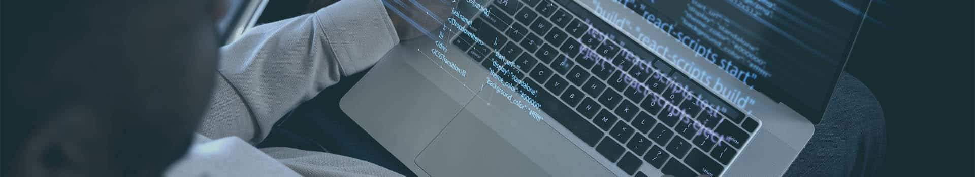 Desenvolvedor programando em laptop com código refletido na tela , representando o que é Docker e como ele facilita a criação de ambientes isolados para aplicações.