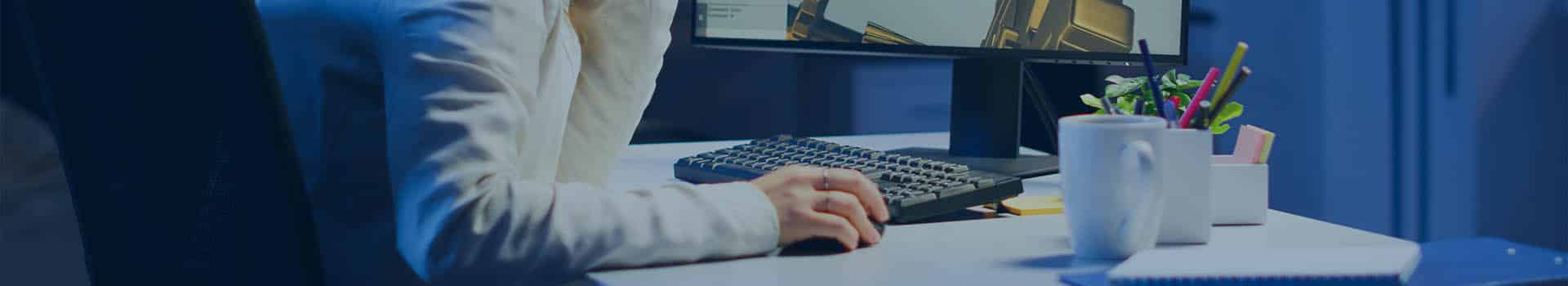 Arquiteta de software analisando um projeto digital em um computador no escritório.