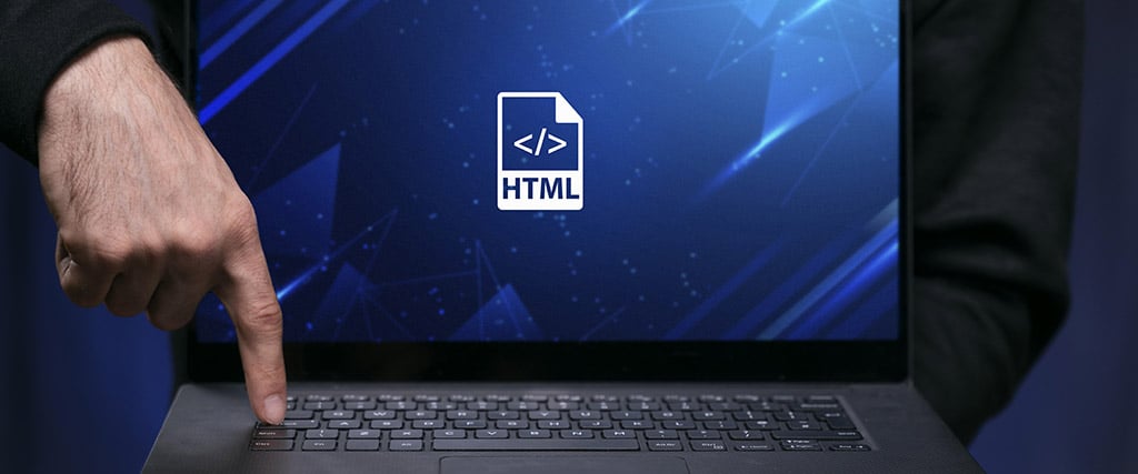 Pessoa pressionando uma tecla em um laptop com tela exibindo ícone HTML, representando configurações avançadas sobre como ativar a virtualização no Windows 7.