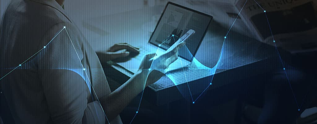 Profissional analisando dados digitais em dispositivos, representando Wireshark o que é e o monitoramento e análise de tráfego de rede.