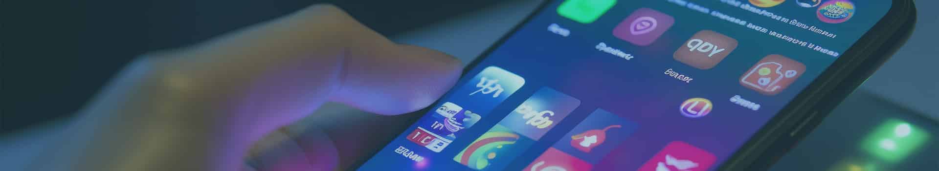 Pessoa segurando um smartphone com diversos aplicativos na tela, representando a importância de como registrar um aplicativo para proteger ideias novas.