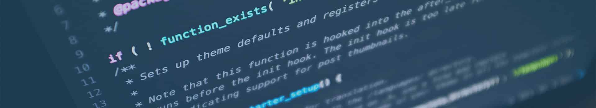 Tela de laptop exibindo códigos, simbolizando o que é Bitbucket e como utilizá-lo para gerenciar repositórios Git.