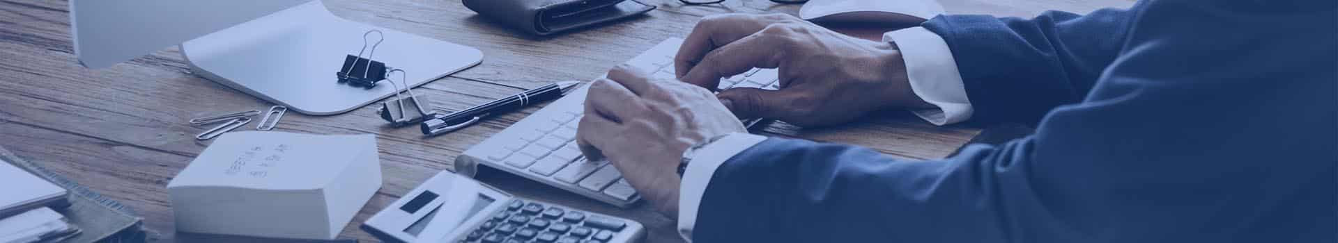 Profissional analisando tráfego de rede em um computador, representando o uso do Wireshark para monitoramento e segurança de dados.