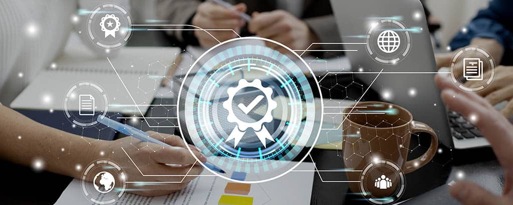 Profissionais estudando e analisando gráficos, representando o que pode ser feito com a certificação VMware gratuita.