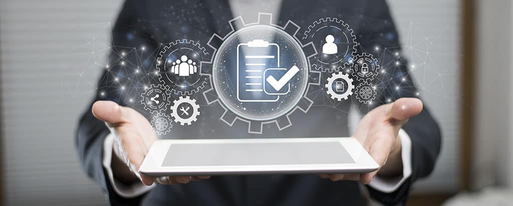Profissional segurando um tablet com ícones digitais, representando os benefícios de obter uma certificação VMware.
