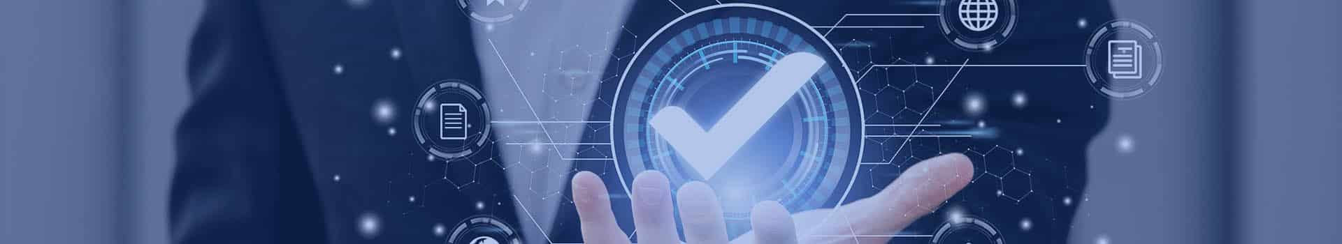 Profissional segurando um ícone digital de verificação, representando a conquista da certificação VMware no setor de TI.