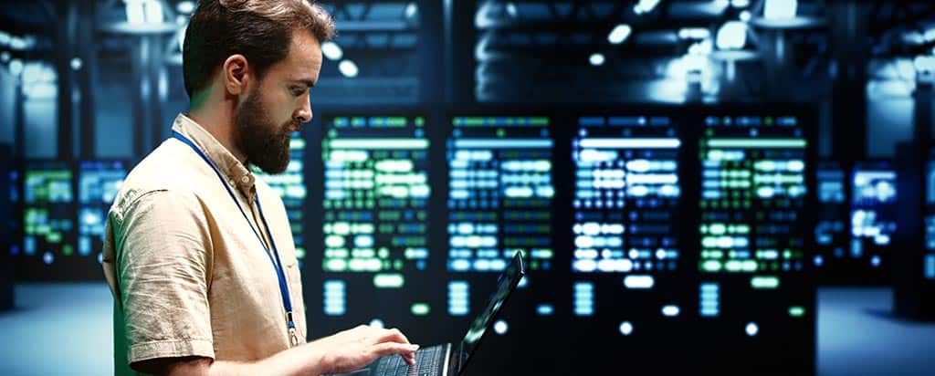Profissional investigando problemas de servidor com a ajuda de ferramentas de monitoramento de servidores open source.