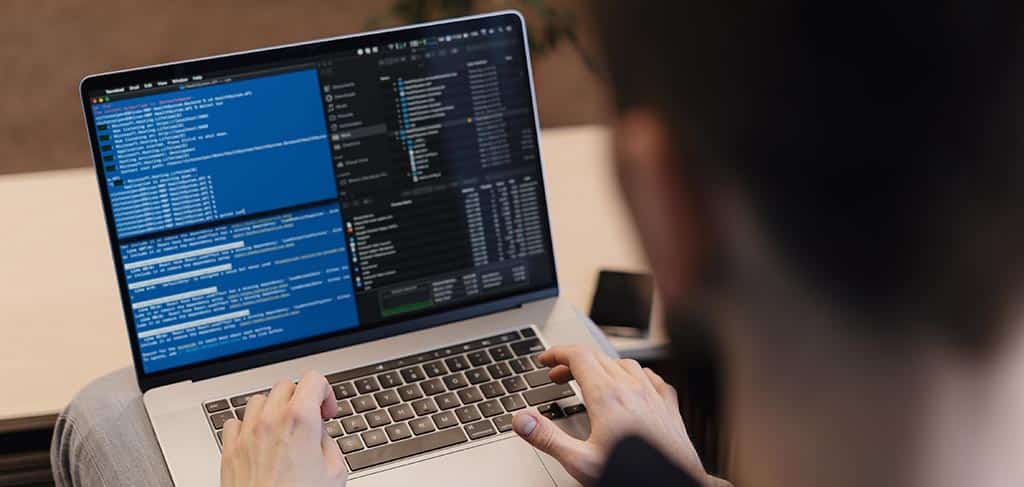 Desenvolvedor programando no notebook, ilustrando o processo de como instalar o Android Studio e configurar para criação de aplicativos.