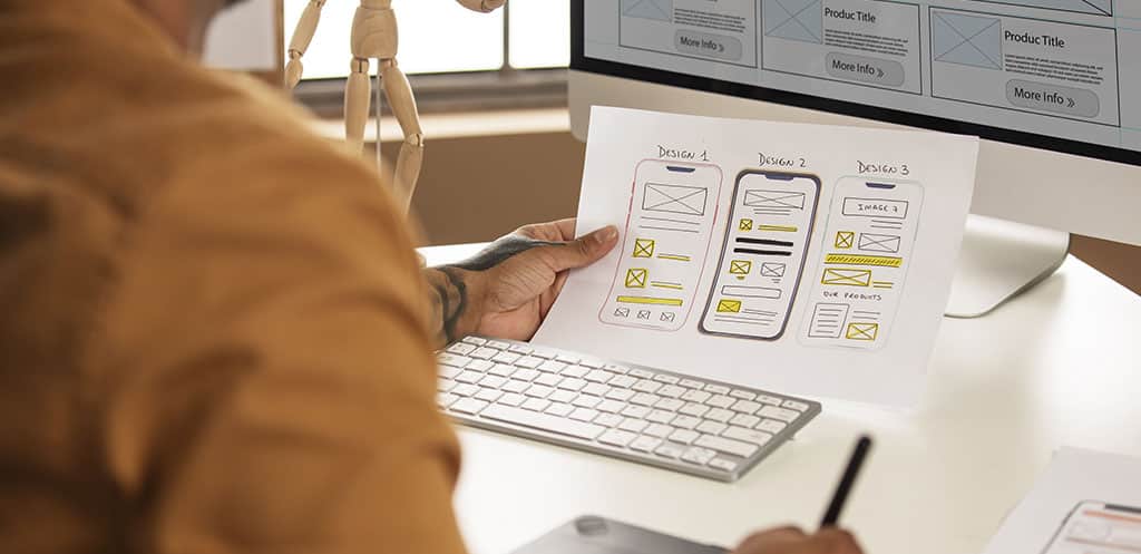 Desenvolvedor criando seus próprios projetos de Android Studio prontos para comercializá-los, planejando a interface de um aplicativo.