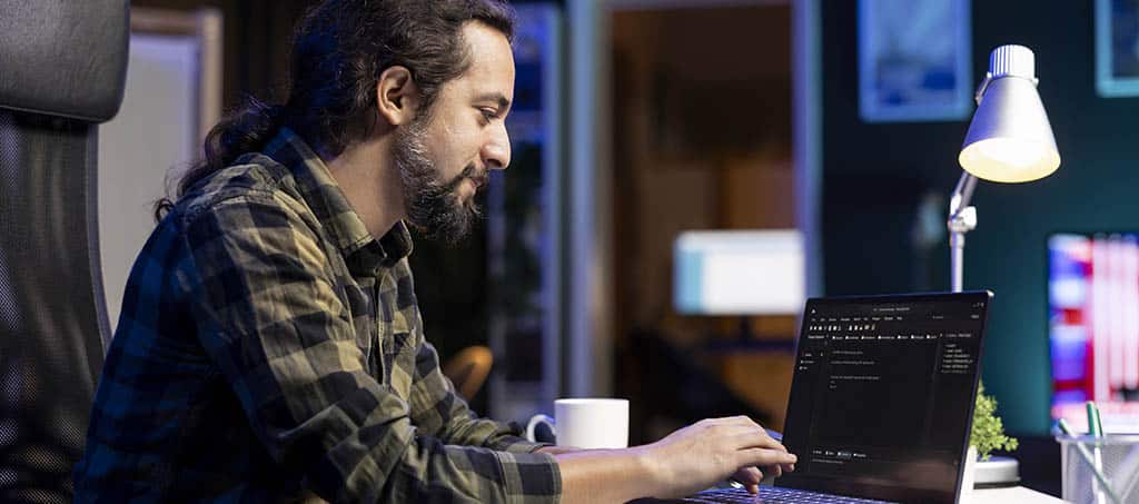 Desenvolvedor usando Ruby para programar em seu laptop em um ambiente moderno.