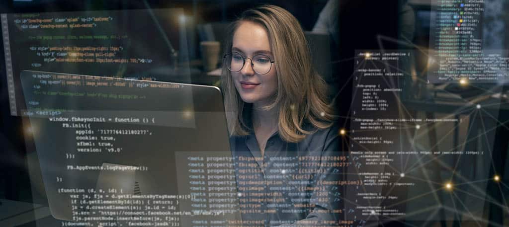 Mulher programadora analisando código, ilustrando a engenharia de arquitetura e software no desenvolvimento de sistemas.