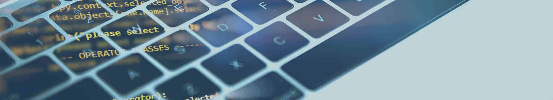 Código refletido sobre um teclado de laptop, representando o desenvolvimento back-end com Ruby.