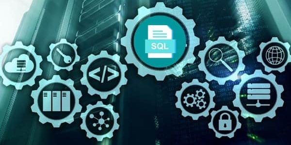 Ao fundo, banco de dados físico e algumas linhas de código em azul. Em primeiro plano, imagens vetorizadas ilustram componentes de banco de dados virtuais, com destaque para um documento escrito SQL.